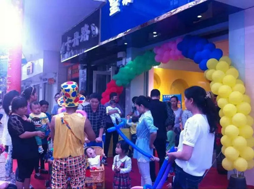 玩具店加盟店主应该充分发挥导购的优势