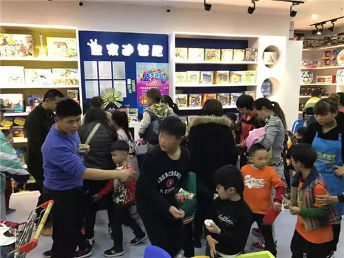 顾客都急着办理皇家迪智尼会员
