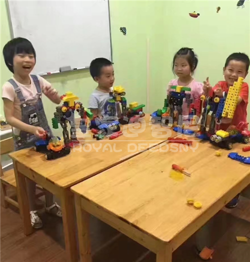 暑假辣么热！快来皇家迪智尼玩具加盟体验店消暑吧！