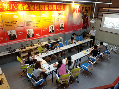 皇家迪智尼开创可编程的乐高玩具课程