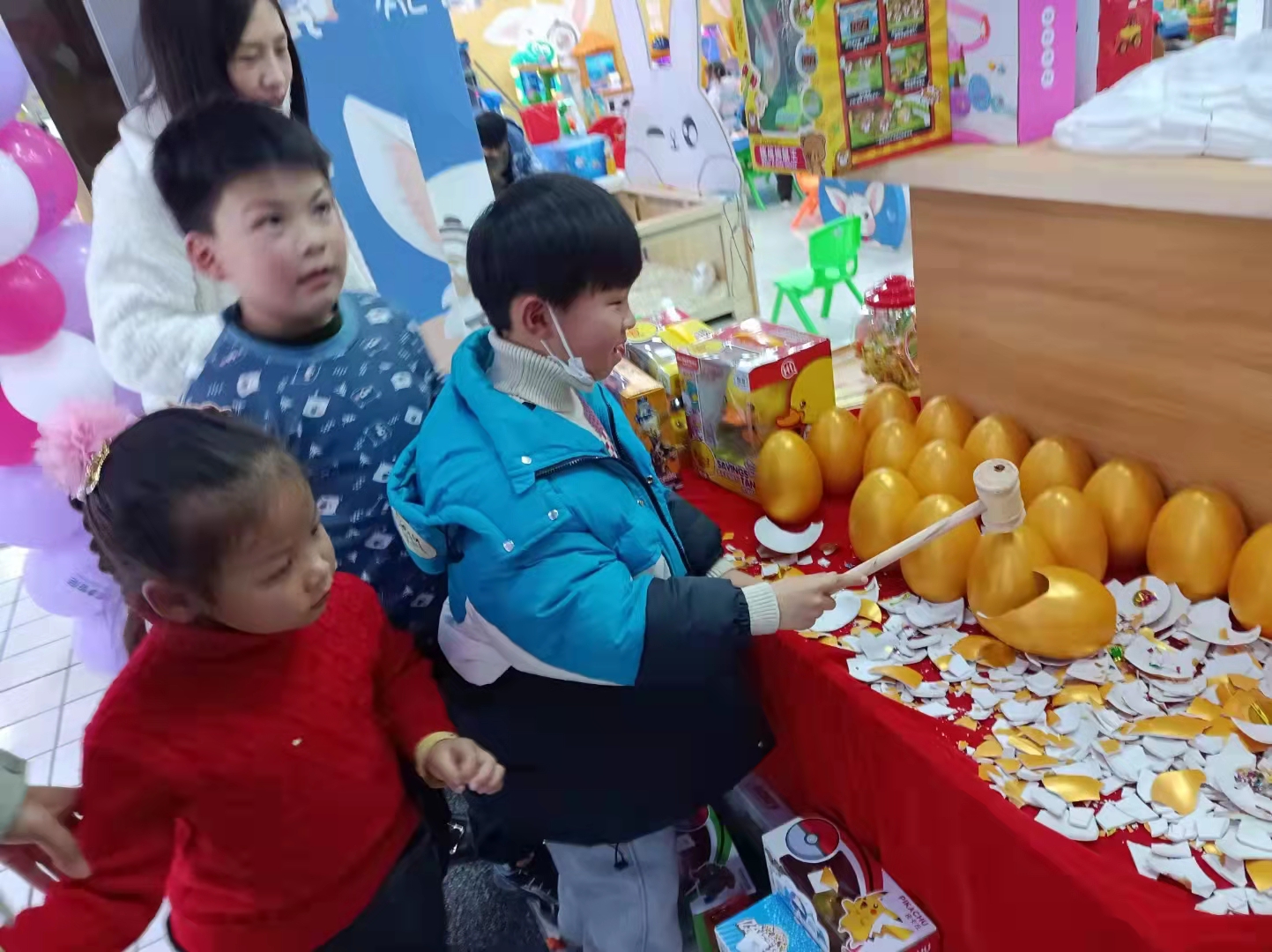 热烈祝贺徐老板店铺金日盛大开业，店铺开门一小时不到，已经满座了，孩子们对我们皇家迪智尼品牌玩具爱不释手！