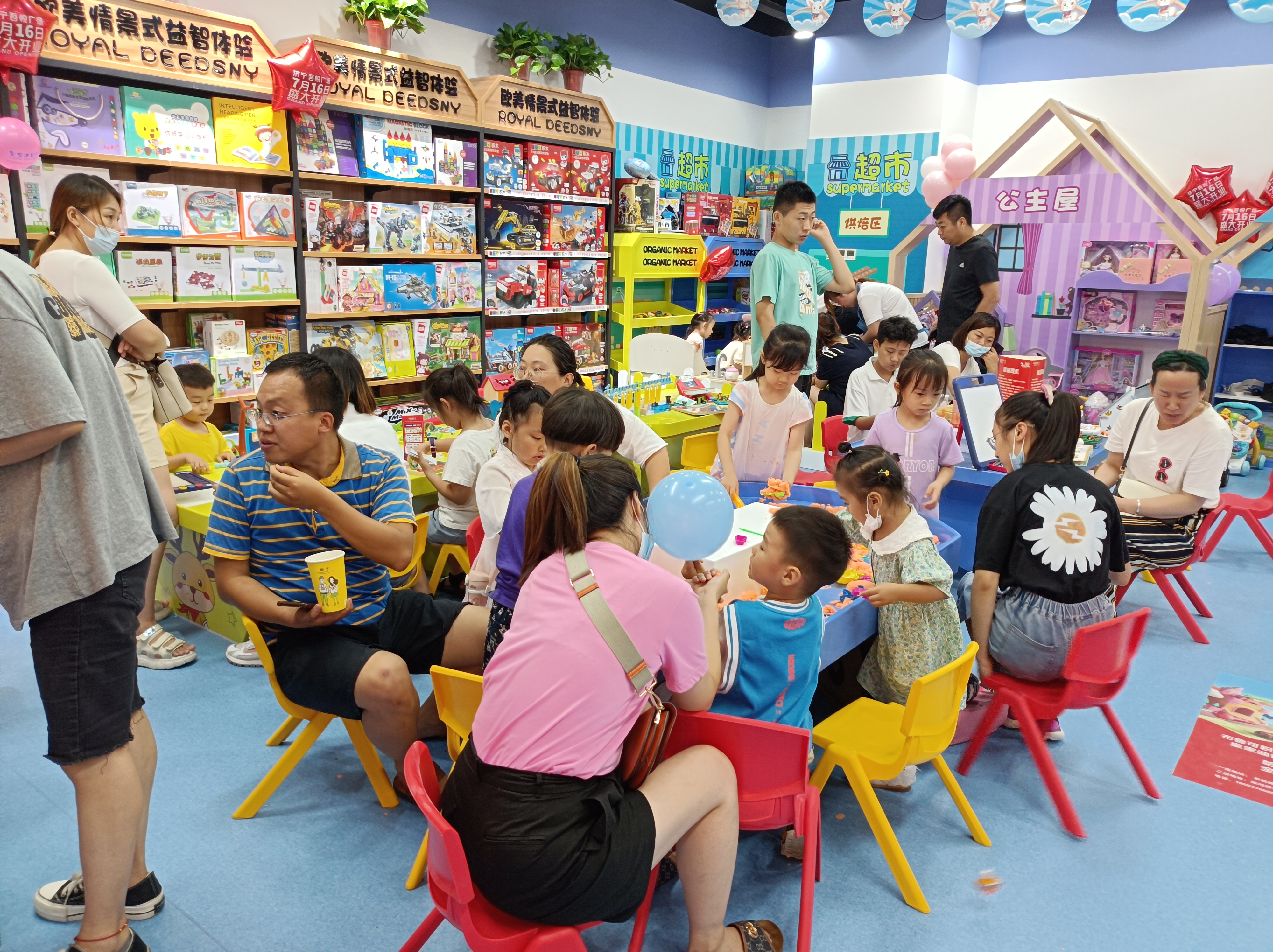 怎样选择玩具店的益智玩具才能更好地促进宝宝的智力发育呢？