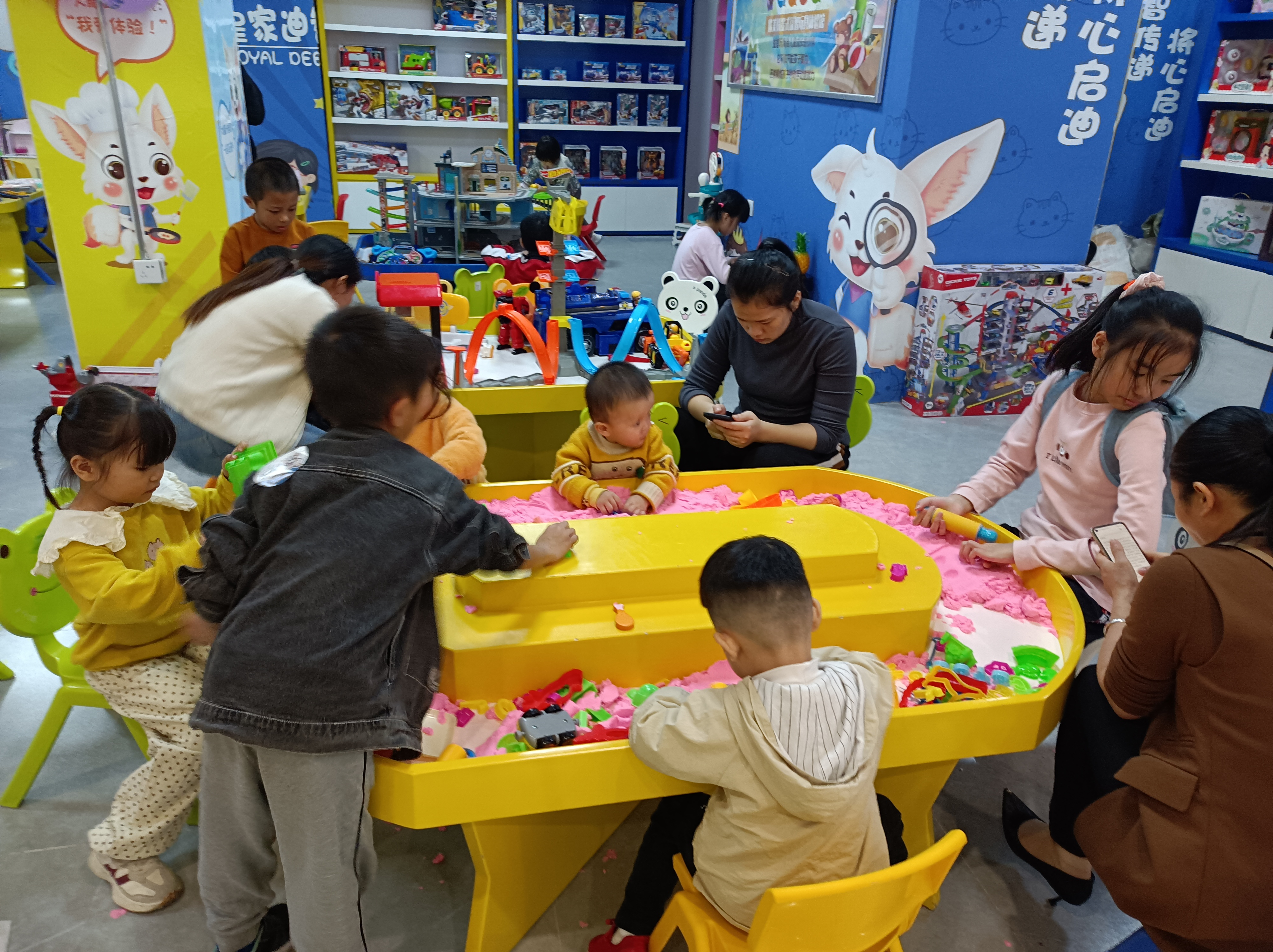 儿童玩具品牌授权店是如何能够赚取人生中的一桶金?