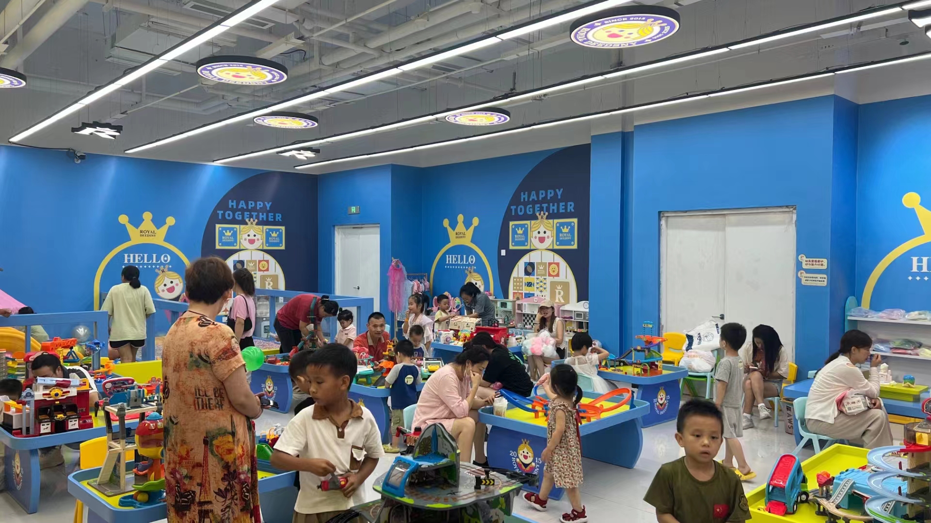 皇家迪智尼 I 分享一波国庆假期加盟店迎来一场开业“派对”